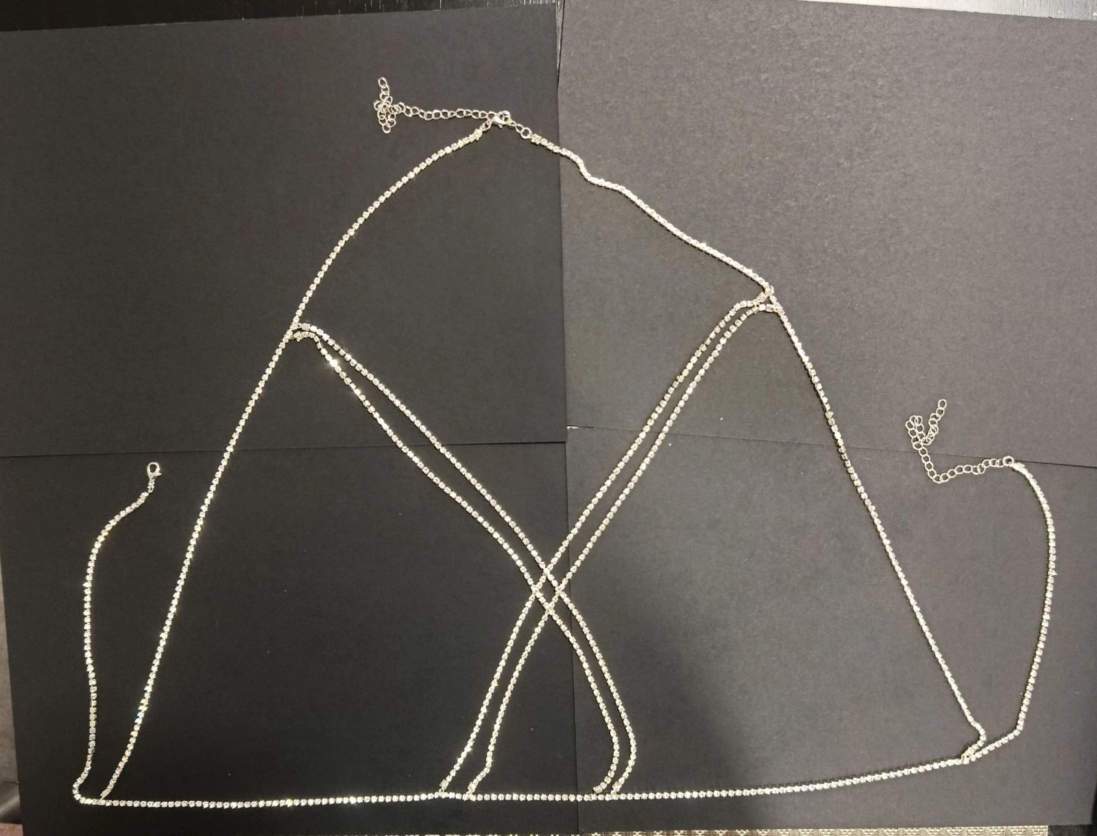 Acessório corporal corrente prateada brilhante com strass para decote – photo 3